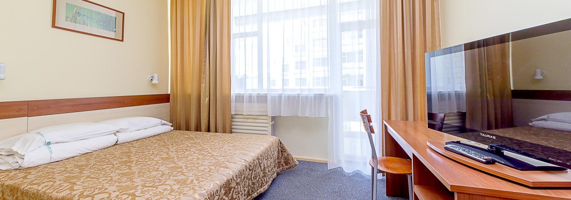 Dvivietis kambarys su plačia lova